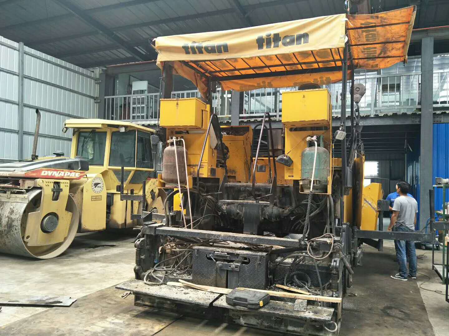 維修銑刨機、攤鋪機、壓路機、冷再生等路面機械設備